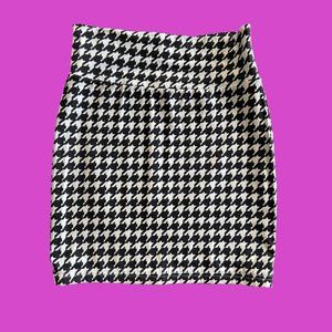 Fun, Stretchy Black and White Mini Skirt Size XS/0 Petite